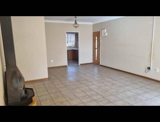 3 BEDROOM TOWNHOUSE FOR SALE IN LADYBRAND